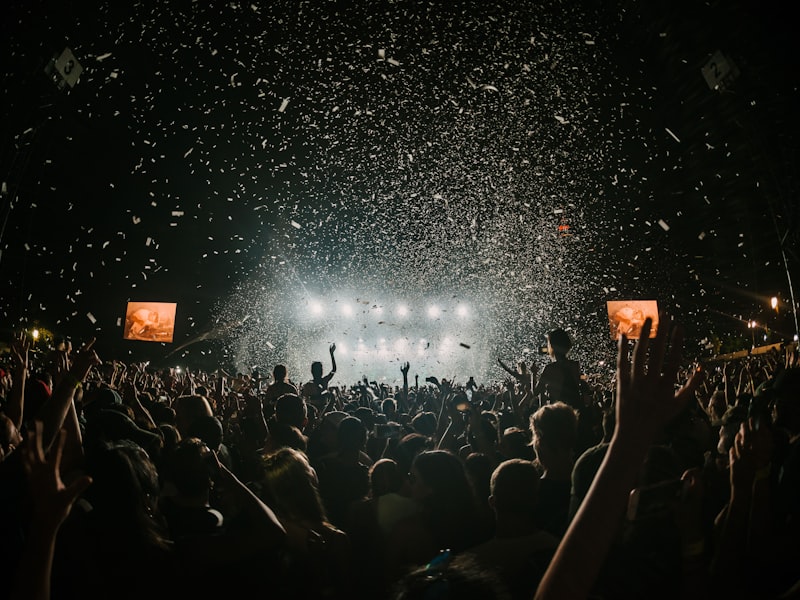 探险视频集锦封面，包含多种户外运动的精彩镜头合集